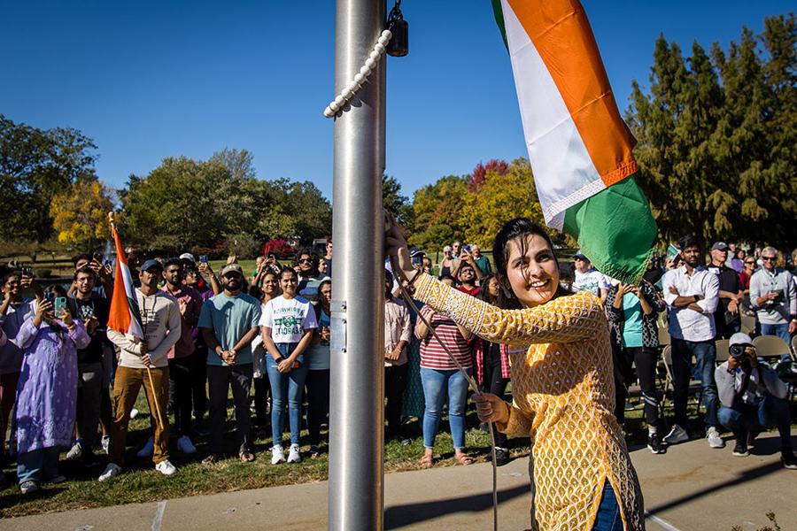 在西北地区一年一度的国际升旗仪式上，一名来自印度的学生升起了她的祖国国旗, 每年秋天都会庆祝牛津大学的国际学生和多样性. (图片来源:Lauren Adams/<a href='http://b15.pavelrejnek.com/'>全国网赌正规平台</a>) 